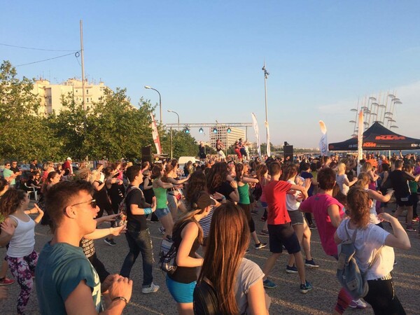 Εκατοντάδες Θεσσαλονικείς χόρεψαν Zumba στη Νέα Παραλία - BINTEO