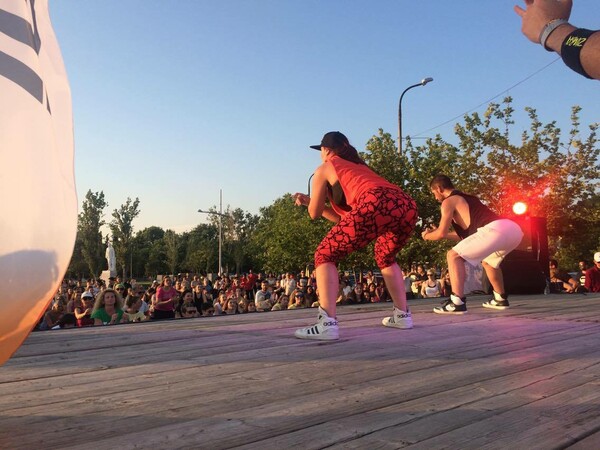 Εκατοντάδες Θεσσαλονικείς χόρεψαν Zumba στη Νέα Παραλία - BINTEO