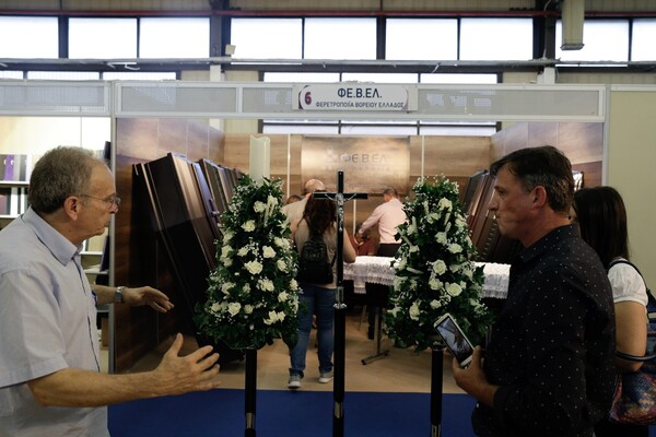 ✝ Φέρετρα, νεκροφόρες και όλα για την κηδεία - Στη Θεσσαλονίκη άνοιξε η Funeral Expo