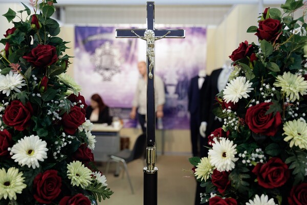 ✝ Φέρετρα, νεκροφόρες και όλα για την κηδεία - Στη Θεσσαλονίκη άνοιξε η Funeral Expo