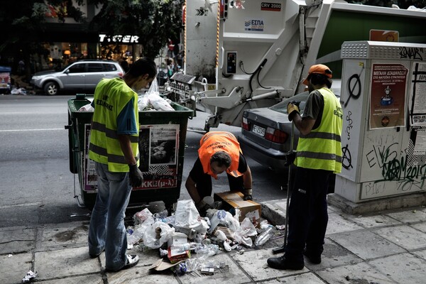 Στη Θεσσαλονίκη μαζεύουν τα σκουπίδια - ΦΩΤΟΓΡΑΦΙΕΣ