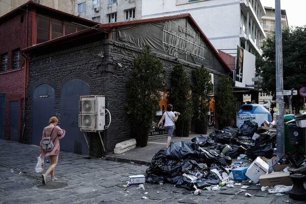 Στη Θεσσαλονίκη μαζεύουν τα σκουπίδια - ΦΩΤΟΓΡΑΦΙΕΣ