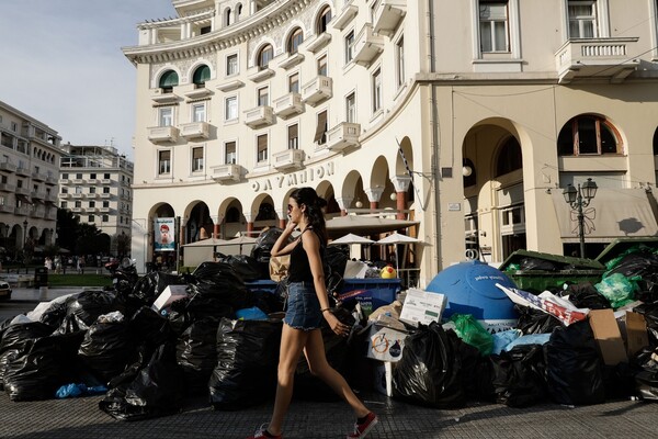Στη Θεσσαλονίκη μαζεύουν τα σκουπίδια - ΦΩΤΟΓΡΑΦΙΕΣ
