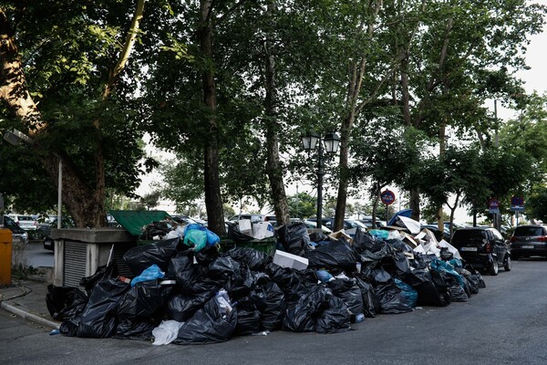 Στη Θεσσαλονίκη μαζεύουν τα σκουπίδια - ΦΩΤΟΓΡΑΦΙΕΣ