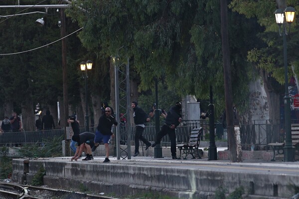 Φωτογραφίες από τα επεισόδια και την ένταση στο Μενίδι