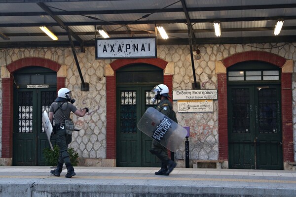 Φωτογραφίες από τα επεισόδια και την ένταση στο Μενίδι