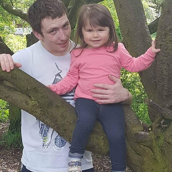 Βρετανία: 20χρονη μητέρα έστειλε μία «τελευταία» φωτογραφία της κόρης της στον πατέρα και στη συνέχεια την έπνιξε