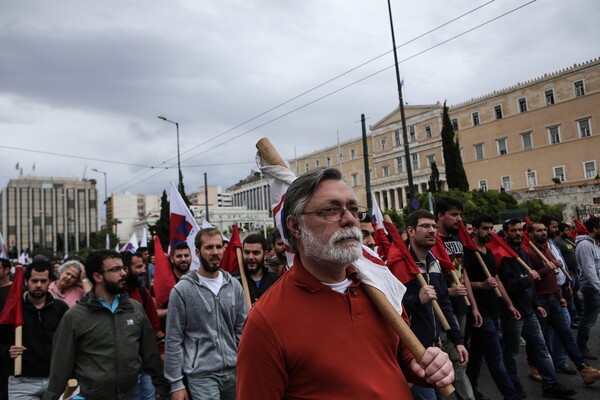 Σε εξέλιξη η πορεία των εργαζομένων- Φωτογραφίες από το συλλαλητήριο στο κέντρο της Αθήνας