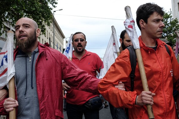 Σε εξέλιξη η πορεία των εργαζομένων- Φωτογραφίες από το συλλαλητήριο στο κέντρο της Αθήνας