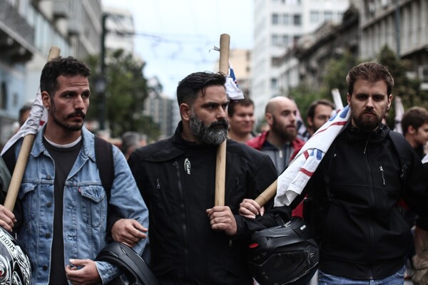 Σε εξέλιξη η πορεία των εργαζομένων- Φωτογραφίες από το συλλαλητήριο στο κέντρο της Αθήνας