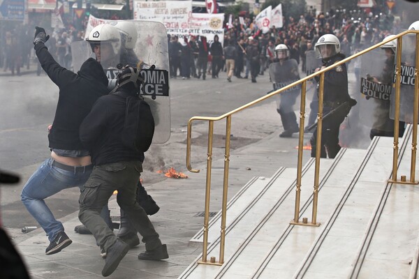 Μολότοφ, φωτοβολίδες και χημικά στο κέντρο της Αθήνας- Φωτογραφίες από τα επεισόδια στο συλλαλητήριο