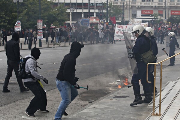 Μολότοφ, φωτοβολίδες και χημικά στο κέντρο της Αθήνας- Φωτογραφίες από τα επεισόδια στο συλλαλητήριο