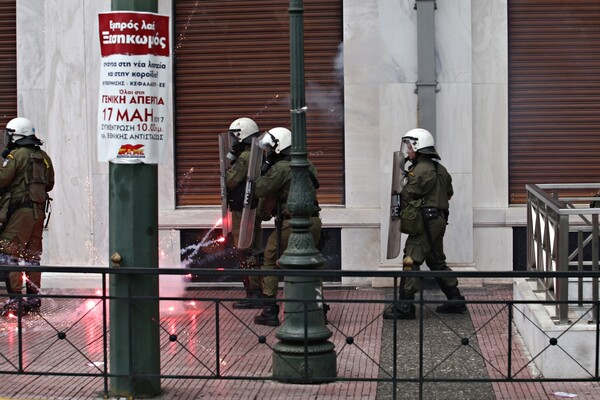 Μολότοφ, φωτοβολίδες και χημικά στο κέντρο της Αθήνας- Φωτογραφίες από τα επεισόδια στο συλλαλητήριο