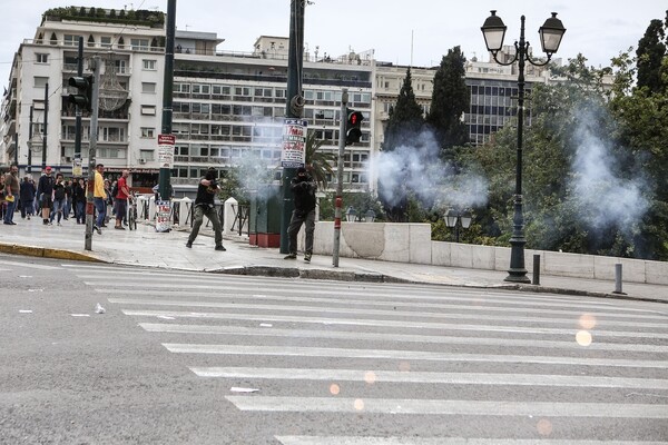 Μολότοφ, φωτοβολίδες και χημικά στο κέντρο της Αθήνας- Φωτογραφίες από τα επεισόδια στο συλλαλητήριο