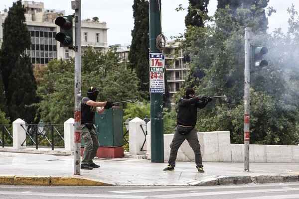 Μολότοφ, φωτοβολίδες και χημικά στο κέντρο της Αθήνας- Φωτογραφίες από τα επεισόδια στο συλλαλητήριο