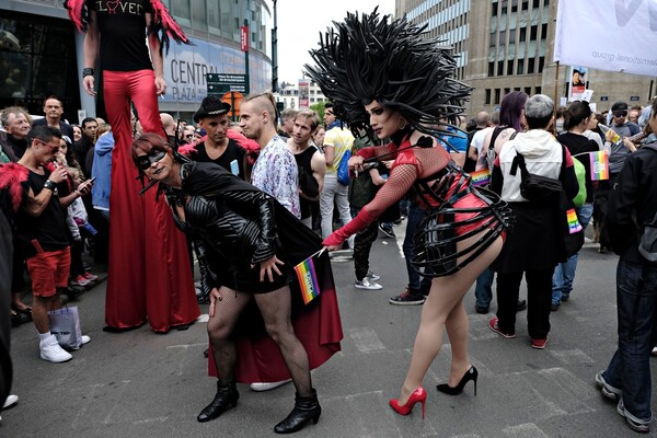 30 φωτογραφίες από το street party του Pride στις Βρυξέλλες