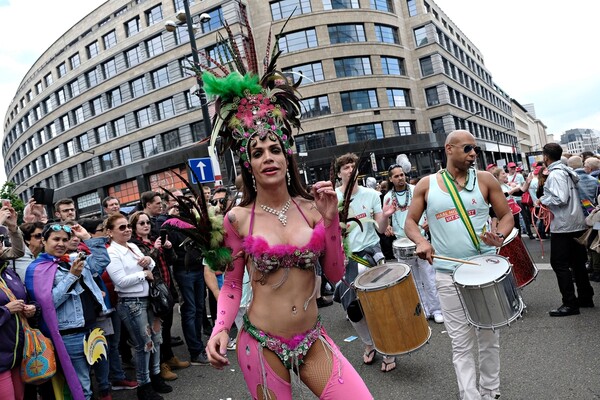 30 φωτογραφίες από το street party του Pride στις Βρυξέλλες