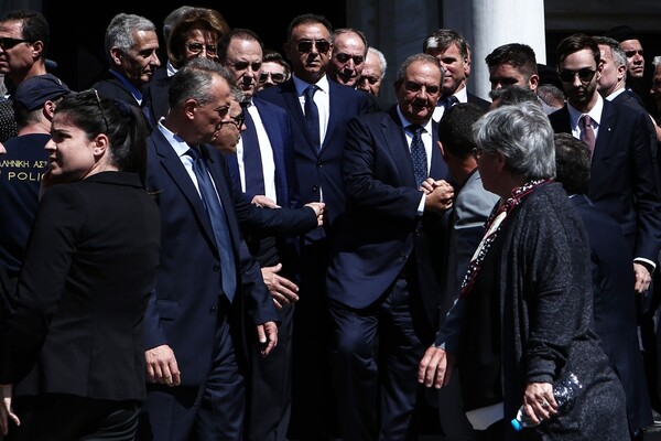 Το «ύστατο χαίρε» στον Κωνσταντίνο Μητσοτάκη: Οι επικήδειοι και οι παρουσίες (ΦΩΤΟΡΕΠΟΡΤΑΖ)