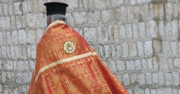 Επεισοδιακός γάμος στη Λάρισα: Ιερέας εκνευρίστηκε επειδή η νύφη άργησε, κλείδωσε την εκκλησία και έφυγε