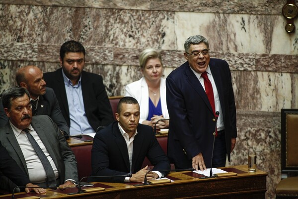 Αποβάλλεται η Χρυσή Αυγή από την συζήτηση του πολυνομοσχεδίου μετά το επεισόδιο Δένδια- Κασιδιάρη