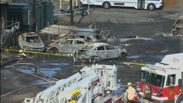 Αεροσκάφος έπεσε σε γειτονιά στο Νιου Τζέρσεϊ- Δύο νεκροί και τρία κτίρια στις φλόγες