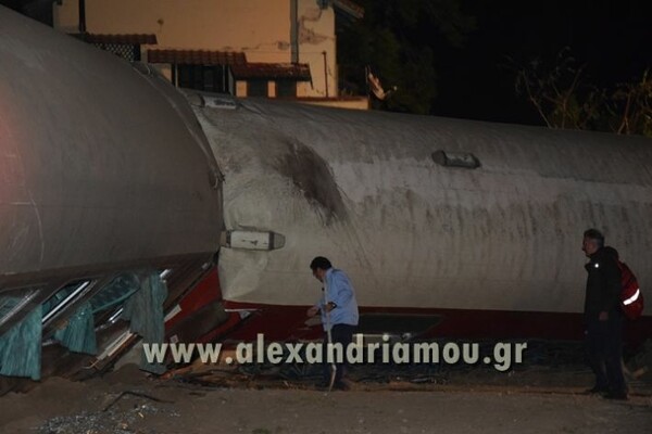 Νεκροί και τραυματίες από τον εκτροχιασμό τρένου έξω απ' τη Θεσσαλονίκη (update)