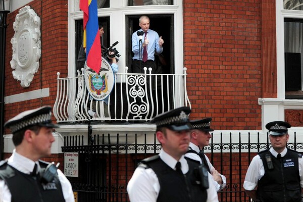 Η Βρετανία προειδοποιεί τον Ασάνζ ότι αν βγει από την πρεσβεία θα συλληφθεί