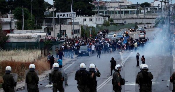 Μενίδι: Πετροπόλεμος, δακρυγόνα και εντάσεις στην πορεία των κατοίκων - ΒΙΝΤΕΟ