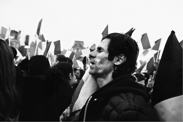 Το Παρίσι πανηγυρίζει το θρίαμβο Μακρόν - 30 φωτογραφίες από τη μεγάλη γιορτή στο Λούβρο