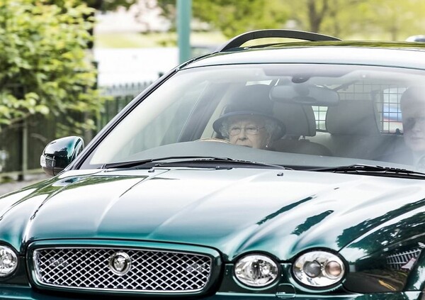 «Fast and Furious» ετών 91 - Η βασίλισσα Ελισάβετ βγήκε βόλτα με την Jaguar