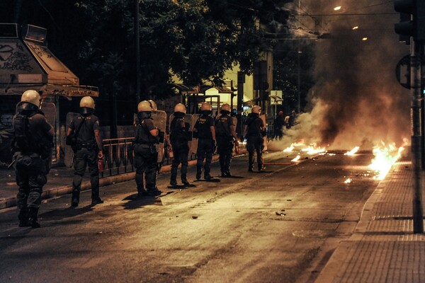 Σοβαρά επεισόδια τα ξημερώματα στο κέντρο της Αθήνας-Φωτιές, καμμένα ι.χ. και φθορές σε εκδοτήρια