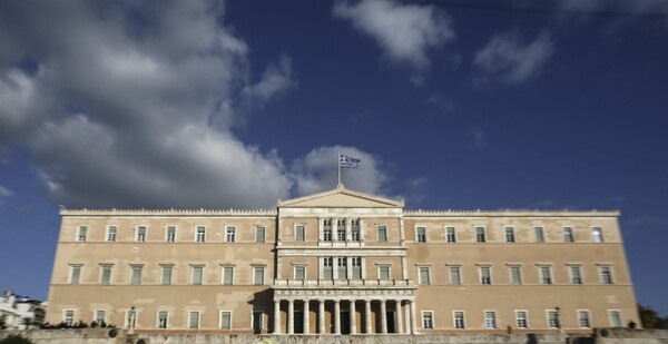 «Βόμβα» από την Επιστημονική Επιτροπή της Βουλής: Αντισυνταγματικές oι περικοπές στις συντάξεις και τα ειδικά μισθολόγια