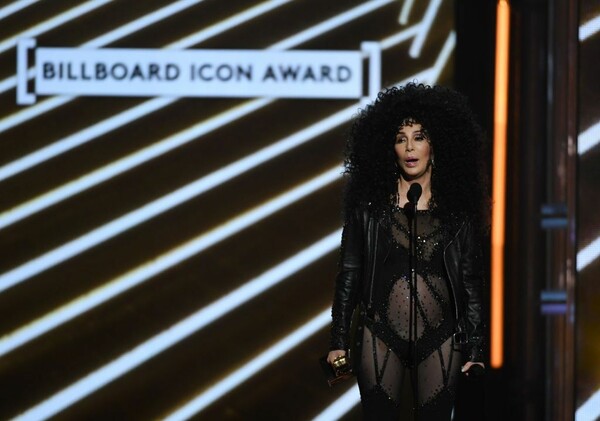 Η 71χρονη Cher έκανε την εμφάνιση της χρονιάς και απέδειξε γιατί παραμένει θρύλος
