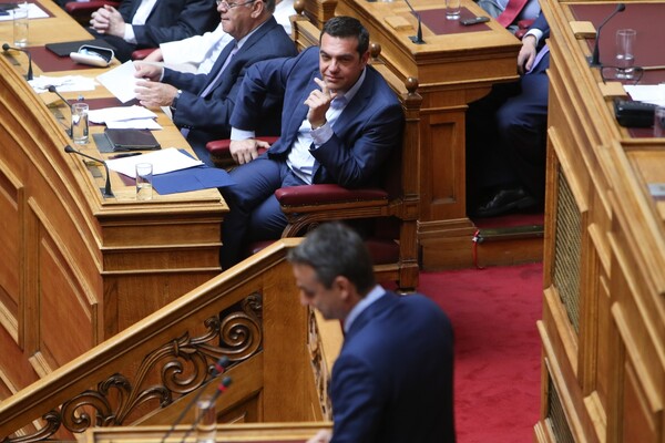 Μητσοτάκης: Οι βουλευτές του ΣΥΡΙΖΑ τα κάνουν όλα για την καρέκλα- Τσίπρας: Στο σπίτι του κρεμασμένου δε μιλάνε για σχοινί