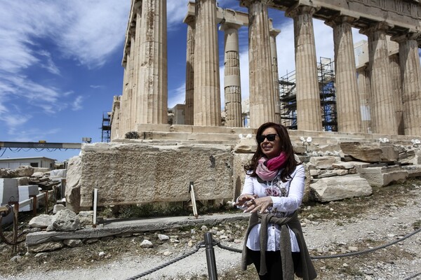 H πρώην πρόεδρος της Αργεντινής Κρ. Κίρχνερ ξεναγείται στην Ακρόπολη - ΦΩΤΟΓΡΑΦΙΕΣ