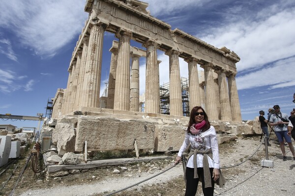 H πρώην πρόεδρος της Αργεντινής Κρ. Κίρχνερ ξεναγείται στην Ακρόπολη - ΦΩΤΟΓΡΑΦΙΕΣ