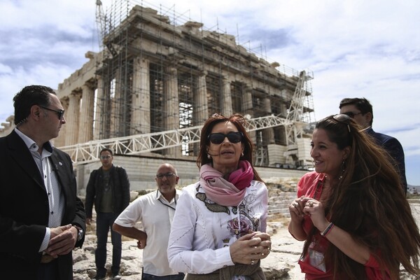 H πρώην πρόεδρος της Αργεντινής Κρ. Κίρχνερ ξεναγείται στην Ακρόπολη - ΦΩΤΟΓΡΑΦΙΕΣ