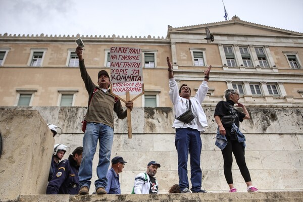 Στο Σύνταγμα κορυφώνονται οι αντιμνημονιακές κινητοποιήσεις την ώρα της ψήφισης του πολυνομοσχεδίου