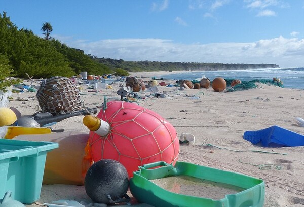 Καβούρια σε βαζάκια καλλυντικών: Δραματικές εικόνες από το απομακρυσμένο νησί που έχει τα περισσότερα σκουπίδια στον κόσμο