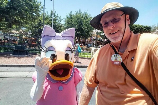 ΗΠΑ: Ο πιο φανατικός της Disneyland την επισκέπτεται επί 2.000 συνεχείς μέρες