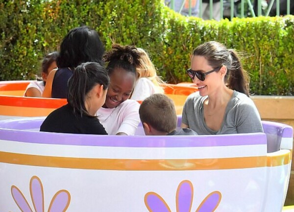 Όταν η Αντζελίνα Τζολί εμφανίζεται ξαφνικά στην Disneyland- BINTEO