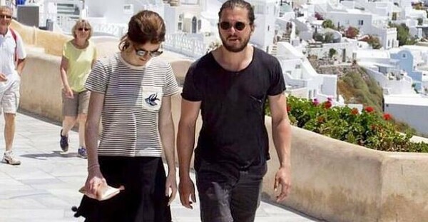 O Kit Harrington και η σύντροφός του Rose Leslie κάνουν διακοπές στη Σαντορίνη - Τα μπάνια στην πισίνα και οι βόλτες με τις γουρούνες