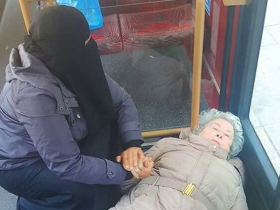 Η φωτογραφία μιας Μουσουλμάνας να κρατά το χέρι μιας τραυματισμένης ηλικιωμένης που συγκίνησε το ίντερνετ
