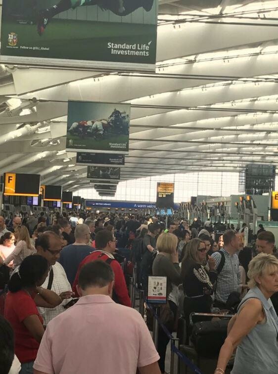 H British Airways ανακοίνωσε πως ακυρώνει όλες τις πτήσεις από τα αεροδρόμια Heathrow και Gatwick του Λονδίνου