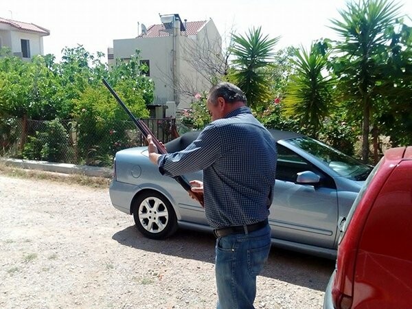 O αντιδήμαρχος Φυλής ρίχνει μπαλωθιές μέσα σε σχολείο - Τι απαντά ο ίδιος για τη φωτογραφία