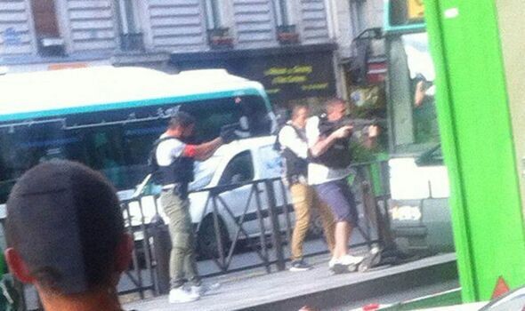 Συναγερμός στο Παρίσι: Νεαροί άνδρες απειλούσαν να ανατινάξουν λεωφορείο