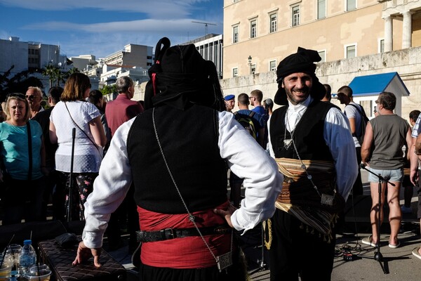 ΦΩΤΟΡΕΠΟΡΤΑZ: Στιγμές συγκίνησης με τους Πόντιους στο Σύνταγμα να τιμούν τους νεκρούς της γενοκτονίας