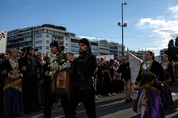 ΦΩΤΟΡΕΠΟΡΤΑZ: Στιγμές συγκίνησης με τους Πόντιους στο Σύνταγμα να τιμούν τους νεκρούς της γενοκτονίας