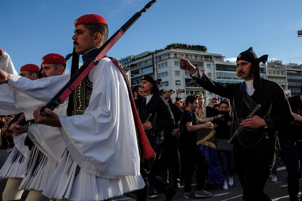 ΦΩΤΟΡΕΠΟΡΤΑZ: Στιγμές συγκίνησης με τους Πόντιους στο Σύνταγμα να τιμούν τους νεκρούς της γενοκτονίας