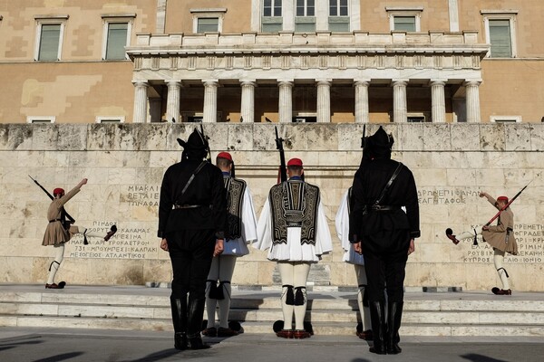 ΦΩΤΟΡΕΠΟΡΤΑZ: Στιγμές συγκίνησης με τους Πόντιους στο Σύνταγμα να τιμούν τους νεκρούς της γενοκτονίας